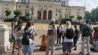 Не е за вярване какво се случва пред парламента