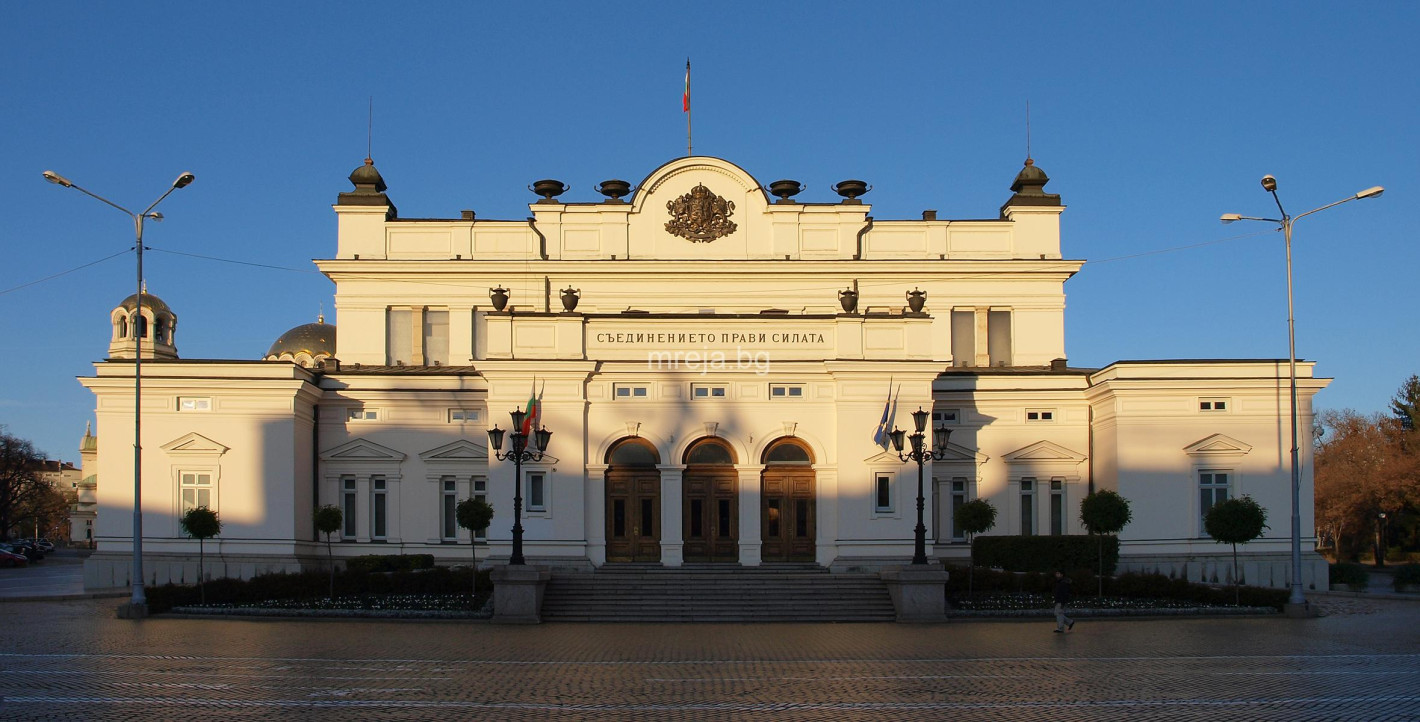 Не е за вярване какво се случва пред парламента