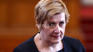 Елена Гунчева: Докато аз вадих аргументи за решенията си, Костадинов…