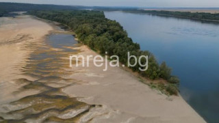 Страхотия! Река Дунав се превръща в пустиня