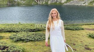 НАП дири Мегз под дърво и камък