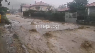 Ужас: Водната стихия подмина 2 метра, десетки блокирани