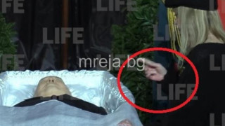 Ето как Алла Пугачова обясни странното си поведение пред ковчега на Горбачов