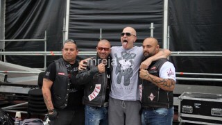 Агитират за Слави Трифонов с безплатна дрога