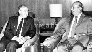 Горбачов намразва Живков, след като му заявява в прав текст, че няма да му играе по свирката