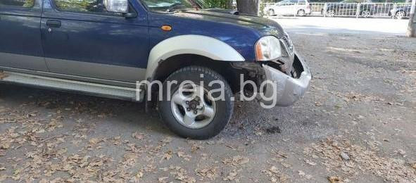 Кола на кандидат-депутата Веселин Колев удари джип пред полицията в Добрич (СНИМКИ)
