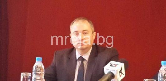 Кола на кандидат-депутата Веселин Колев удари джип пред полицията в Добрич (СНИМКИ)