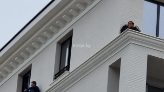 Страшна драма: Работници в Перник плашат, че ще скочат от сграда