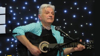 Поетът-бард Ивайло Диманов представя „Танцувай с мен, Самота!“ пред поморийска публика