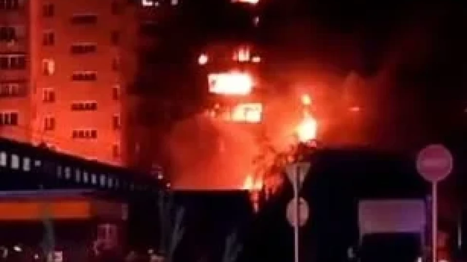 Извънредно: Военен самолет се разби в жилищен блок в Русия