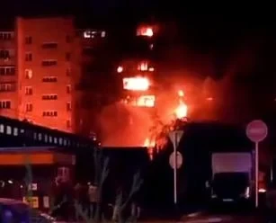 Извънредно: Военен самолет се разби в жилищен блок в Русия