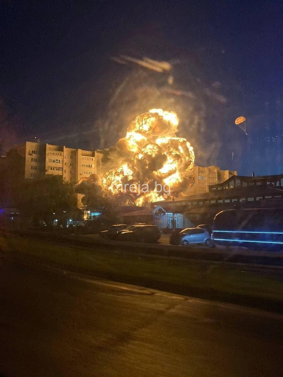 Извънредно: Военен самолет се разби в жилищен блок в Русия