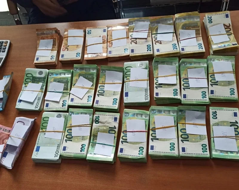 Митничари откриха колосално количество пари, вижте колко