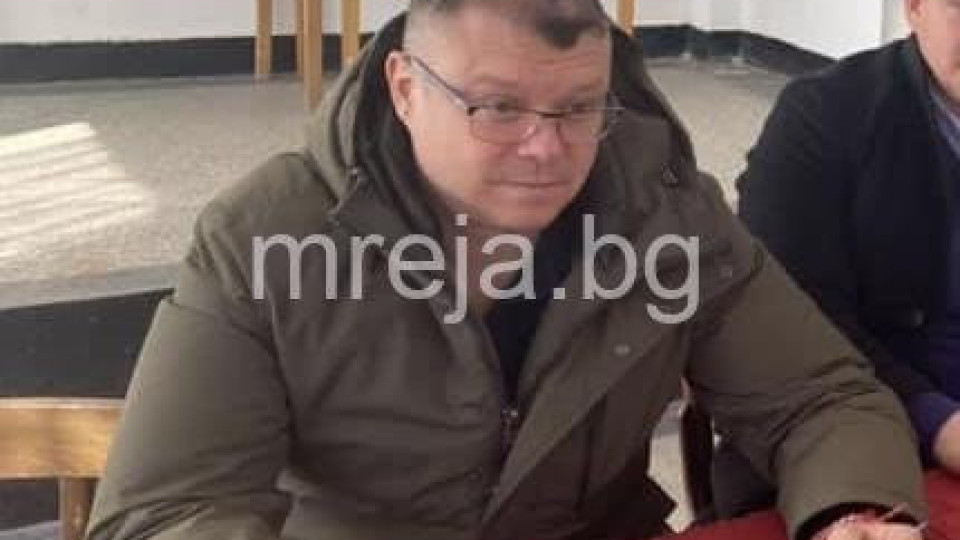 Червеният депутат Илиян Йончев тормози сексуално студентки от МУ-Плевен, проси си домашно порно.