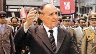 Любимият поет на Тодор Живков издъхва в адска катастрофа