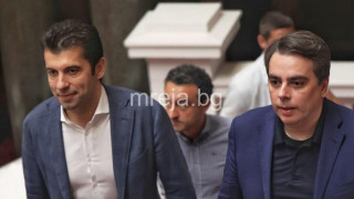 Как България остана без въздушни линейки заради протежета на Василев и Лорер