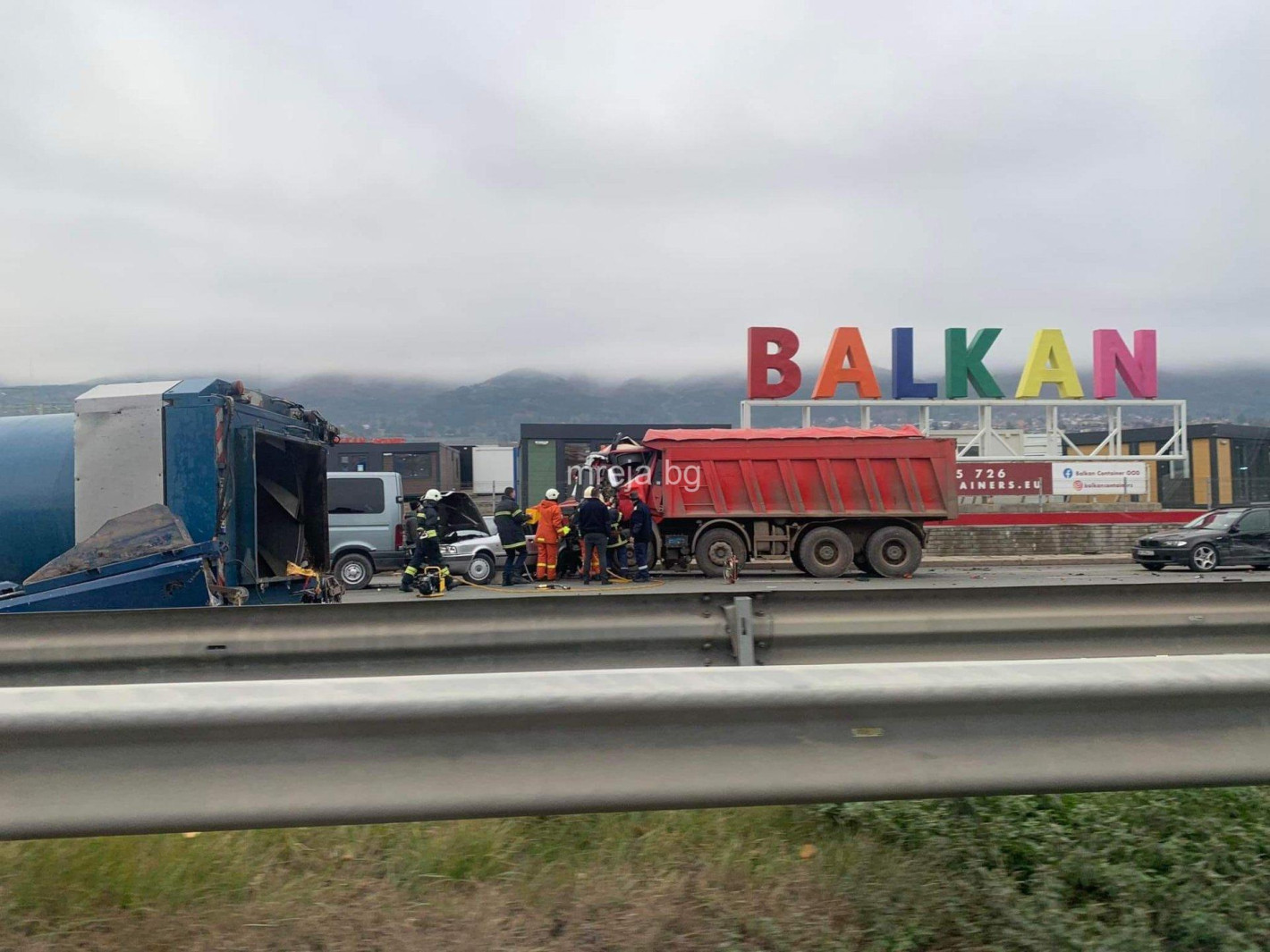 Тежка верижна катастрофа в София, има ранени