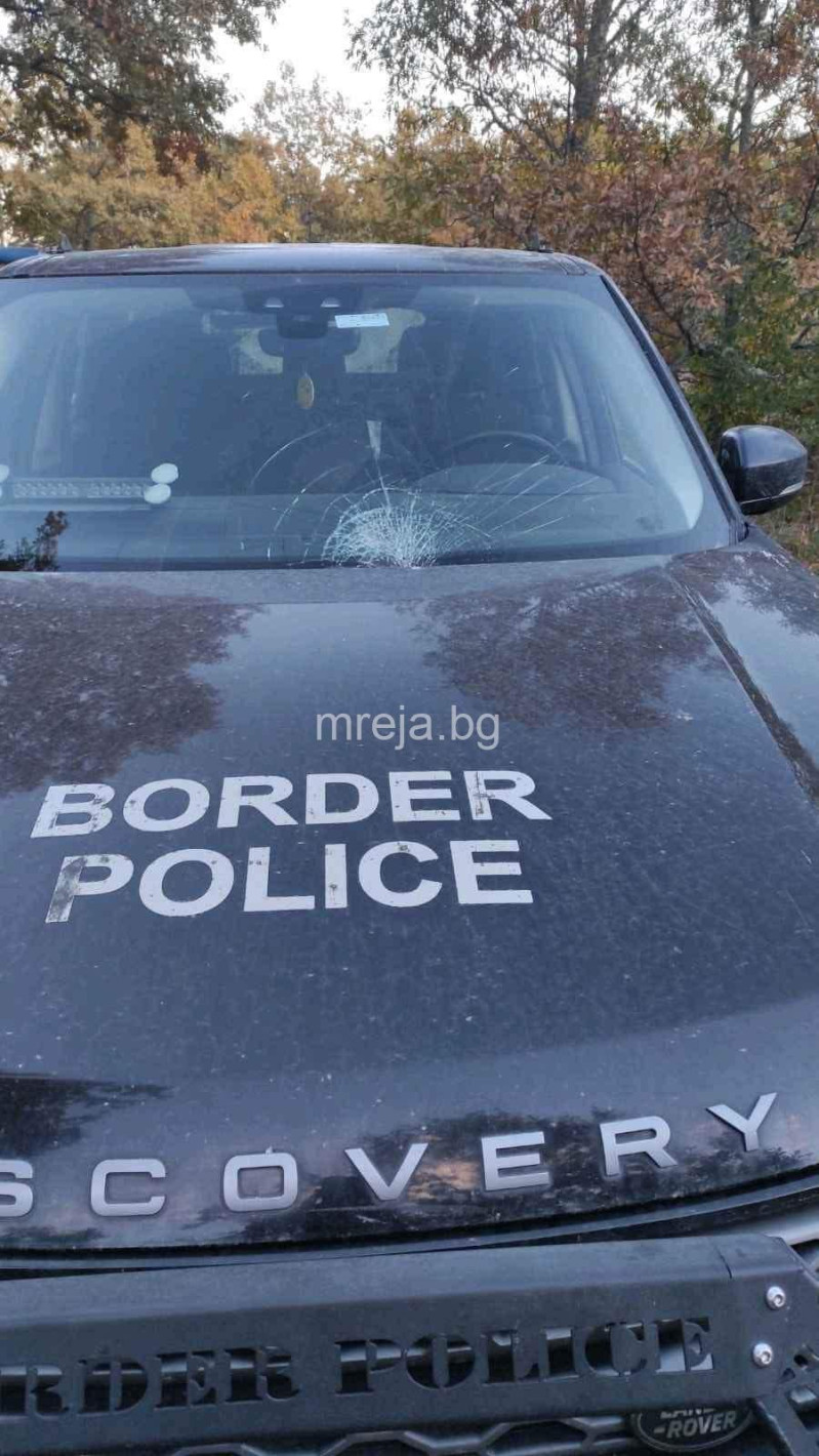 Вижте кадри от атаката срещу български граничари, довела до видеото с ранен мигрант