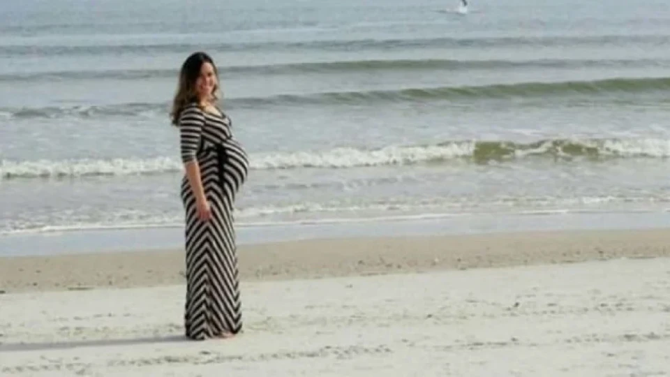 Мъж засне жена си на плажа, никога няма да забрави какво видя на снимката после…