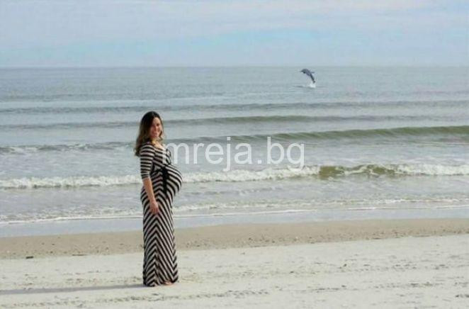 Мъж засне жена си на плажа, никога няма да забрави какво видя на снимката после…