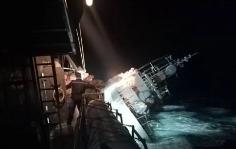Ужас: Военен кораб потъна, издирват се оцелели (СНИМКИ)