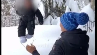Видео скандализира хората: Майка снима как хвърля бебето си в снега (ВИДЕО)