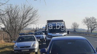 Заловиха служител на МВР, превозващ 31 мигранти