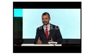 Димитър Здравков развива шеметна кариера в Президентството, след като Румен Радев му кумува на сватбата