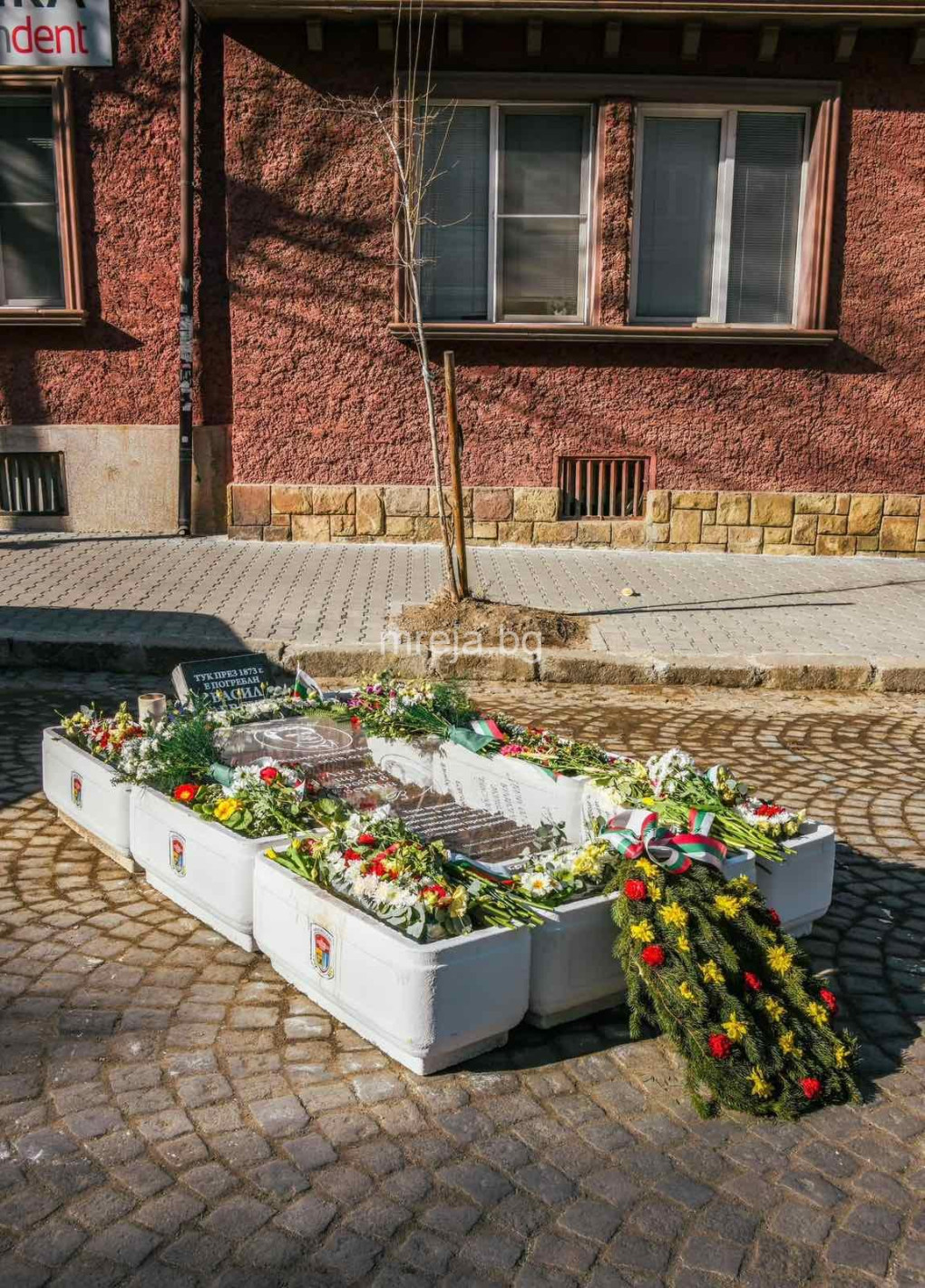 На връх 19 февруари, осъдената кметица на Красно село се погаври с Апостола на свободата