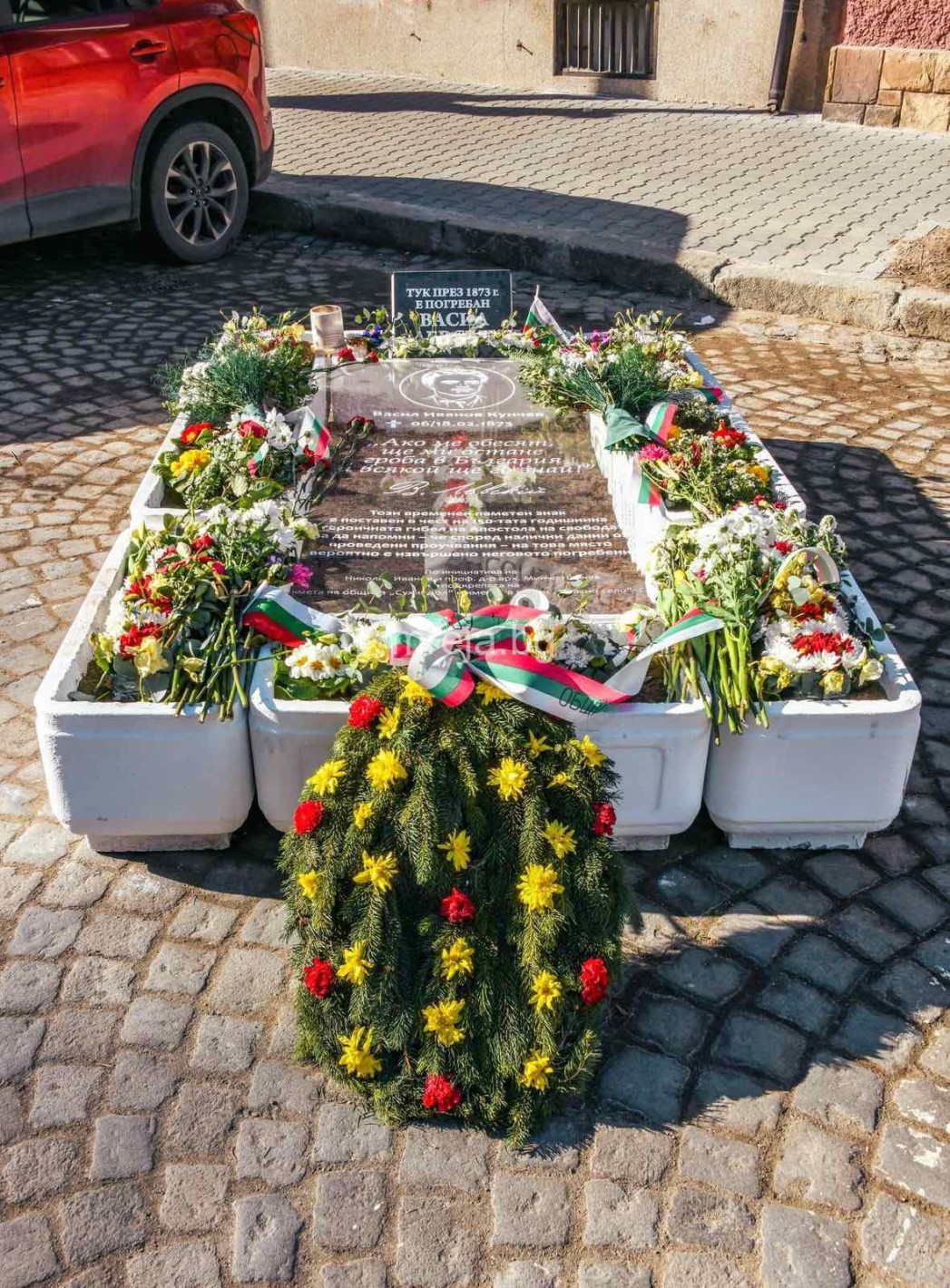 На връх 19 февруари, осъдената кметица на Красно село се погаври с Апостола на свободата