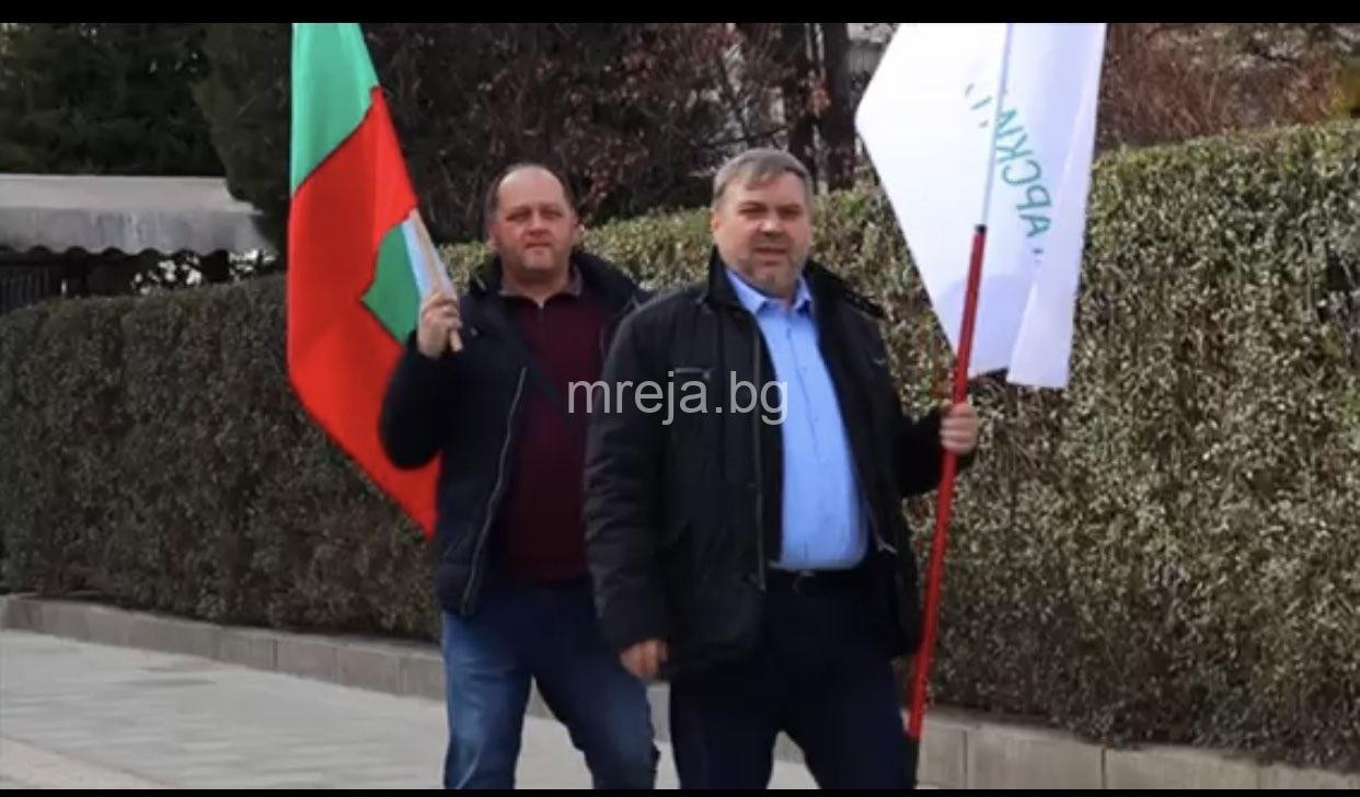 Бивш депутат на Слави го вкара през задния вход в парламента с кампанията “Не подкрепям никого”