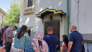 Десетки миряни се събраха пред портите на затворената Руска църква в София (СНИМКИ)