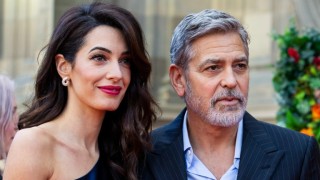Красивата Амал бие шута на Джордж Клуни?