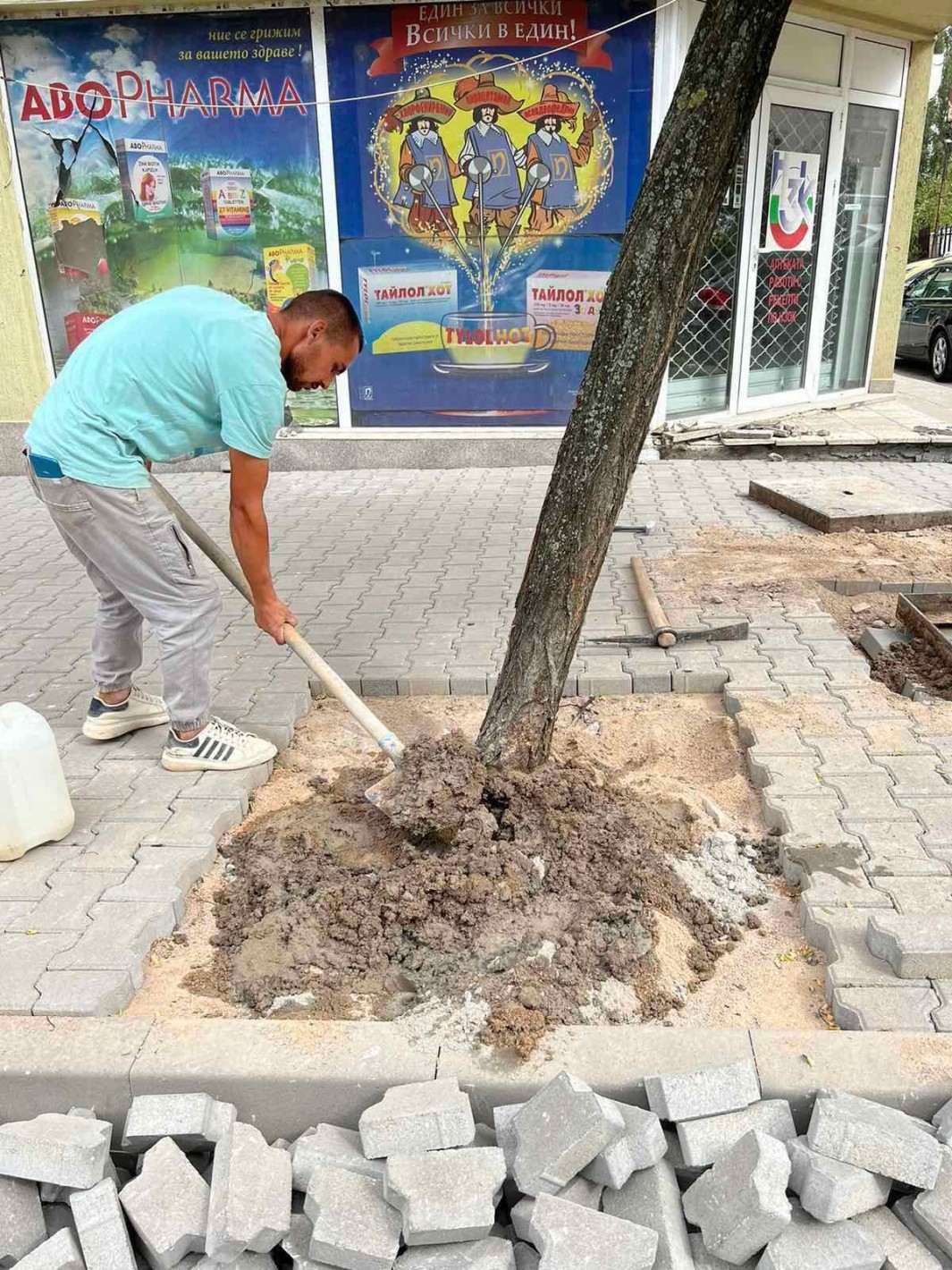 Безобразие! Кметът на “Овча Купел” Ангел Стефанов върти парите за ремонт на квартала през две фирми. 300 хил. лв. е щетата за гражданите