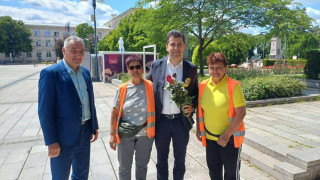 Скандал! Лъжецът Кирил Петков пак плю на траура! Цъфна ухилен на мегдана в Силистра след като шофьорът му уби човек