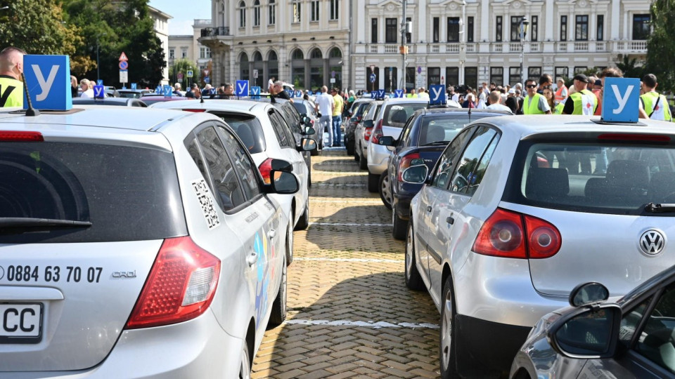 "Не сме престъпници": Автоинструкторите готвят протест, ако GPS-проследяването им не отпадне