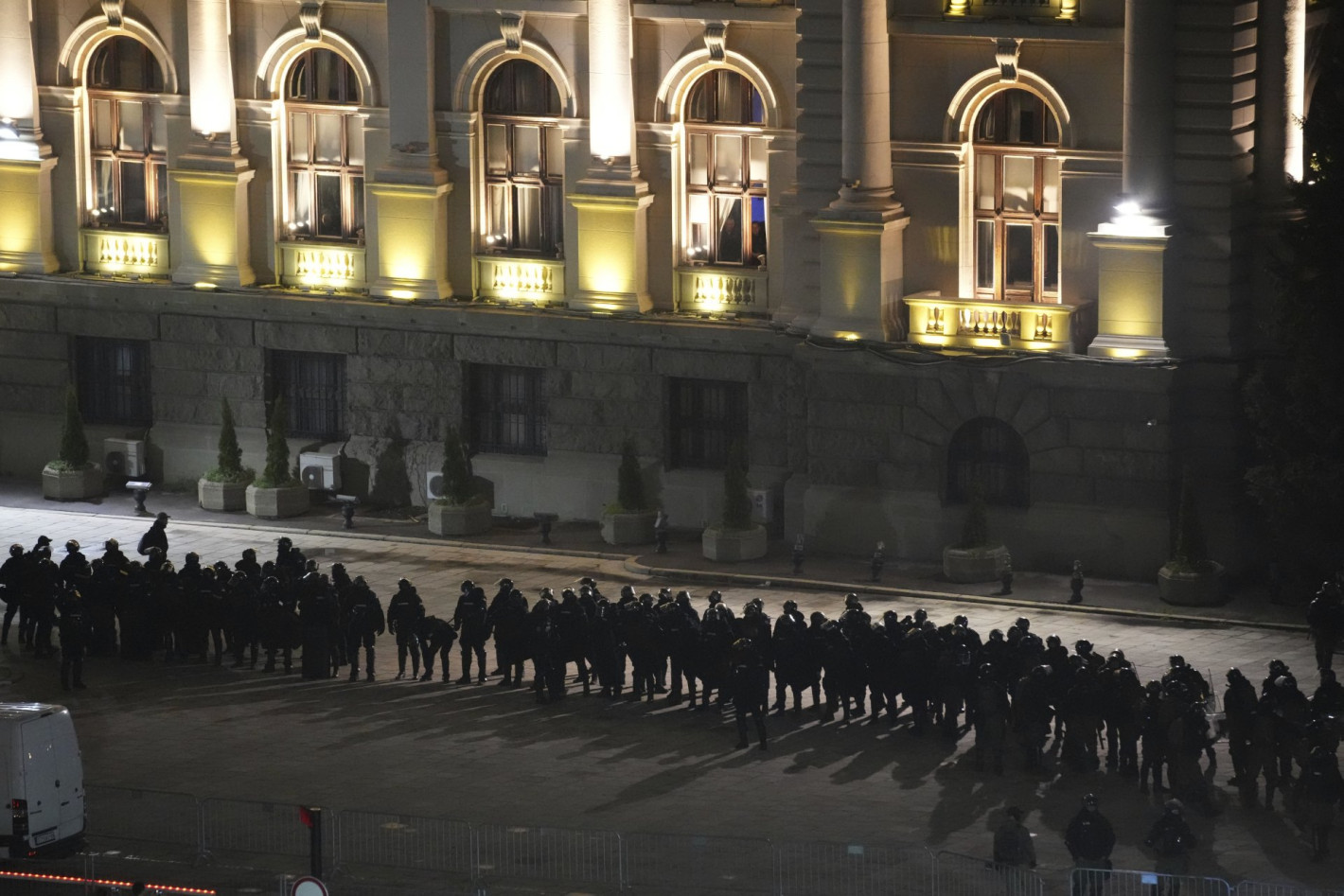 Улиците на Белград са непроходими от хора, протест и контрапротест в сърцето на града