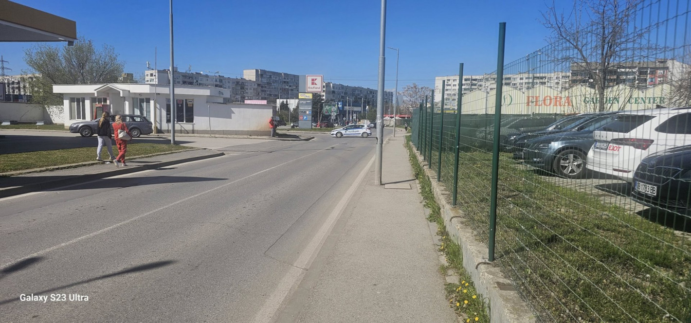 Пералня падна върху моторист на бул. "Сливница" в София (снимки)