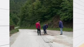 Жители на смолянско село ремонтираха сами 6 км път