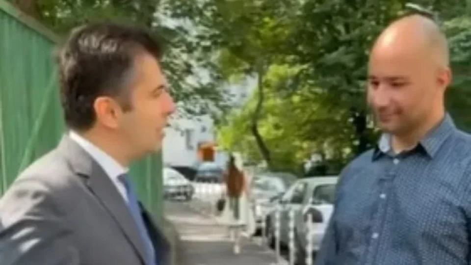 Кирил Петков рекламира кмет, направил съмнителна обществена поръчка на стойност 9 млн. лева