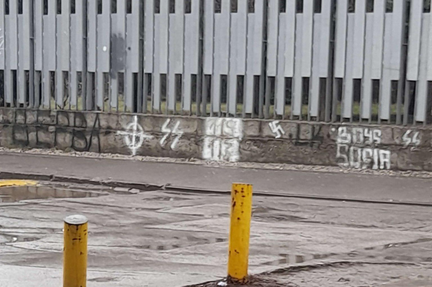 Кой и кога ще изчисти нацистките символи от гимназията "Асен Златаров" в Княжево