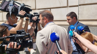 Изведоха с полиция от Столична община зам.-кмета на София Никола Барбутов (снимки)