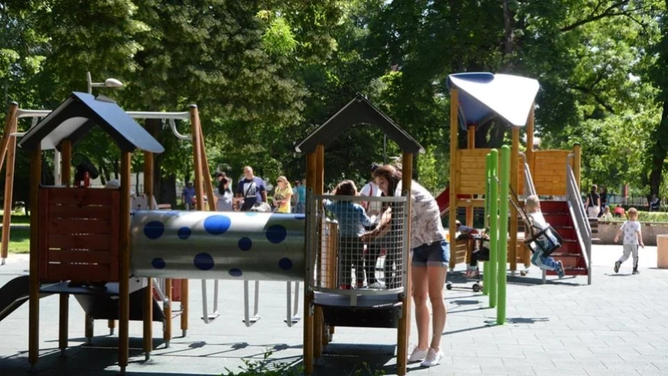 Увеличени данъчни бонуси за родители