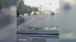 Кола помете пешеходец на ул. „Бели Дунав“ в София