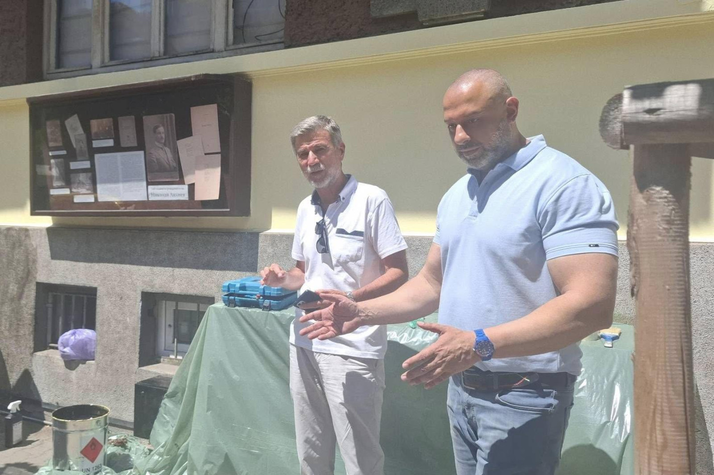 Бивш шеф в Столичен инспекторат пак изчисти фасадата на музея на Петко и Пенчо Славейкови в София