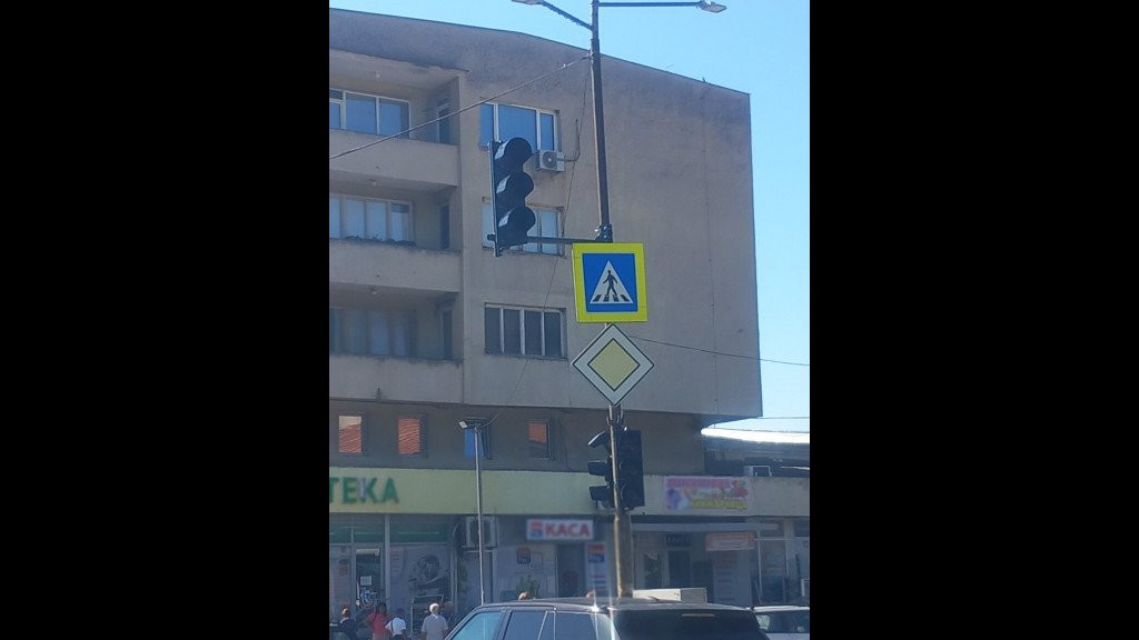 Поставиха светофар в Кресна за отпушване на тапата по пътя за Гърция (снимки)