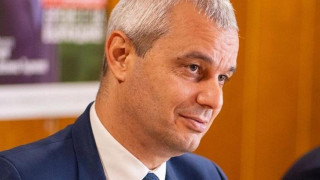 Копейкин върти любов с младата журналистка Флора Стратиева?