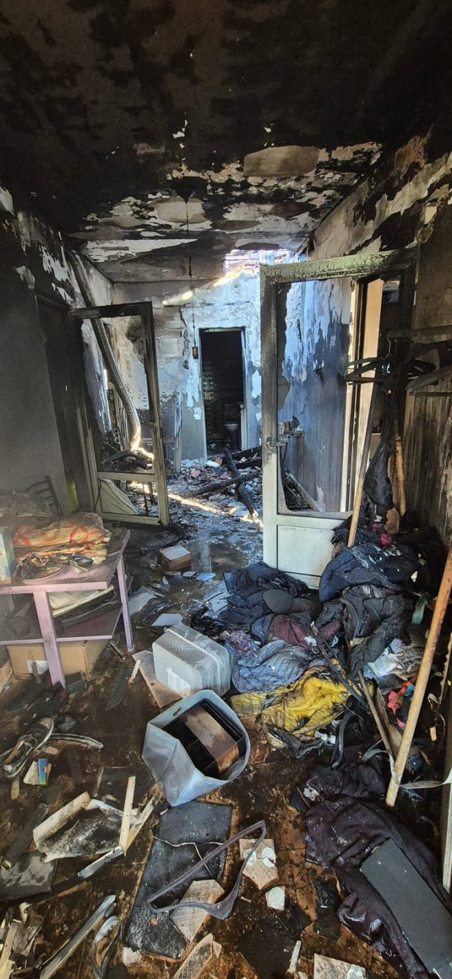 Жестока съдба: Пожар изпепели дома на майка с две деца, докато помага на други