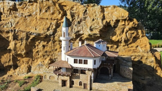 Парк с макети на знакови паметници край Правец