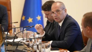 Караджов: Забранява се лица под 18 г. да карат джетове